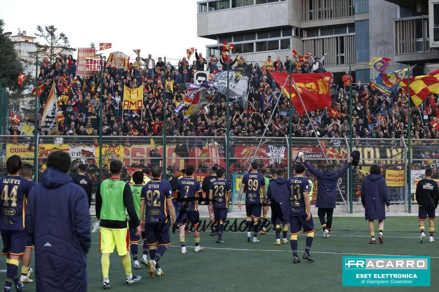 squadra-esultanza-potenza-stadio viviani-promozione